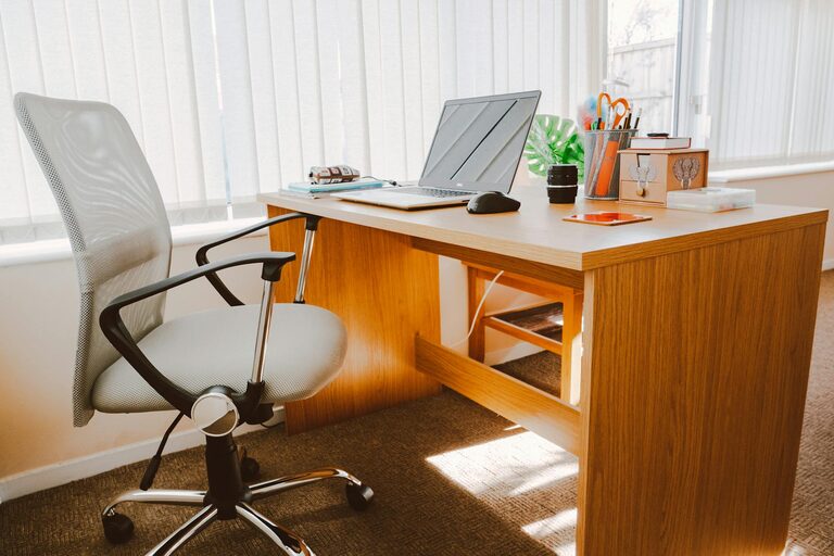 How to Choose a Comfortable Desk Chair for Your Home Office